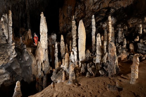 Les 8èmes Rencontres internationales des photographes spéléos (International Cave Photographers' Meeting) se sont déroulées en Espagne du 18 au 26 Juillet 2026.  L'évènement, organisé par Victor Ferrer, célèbre photographe et éditeur barcelonais, a eu lieu dans la petite localité d’Arredondo, dans les Cantabriques au nord-ouest de l'Espagne. Il a regroupé une soixantaine de personnes dont 17 photographes de onze pays différents (Thaïlande, Brésil, Etats-Unis, Hongrie, Allemagne, Slovénie, Suisse, Italie, Grande Bretagne, France et Espagne) et leurs 24 assistants. Plusieurs grandes cavités étaient au programme de ces rencontres comme la cueva de la Coventosa, la cueva Canuela et cueva Fresca. Une projection de films 3D, très appréciée par le public, a été organisée sur la place du village le mercredi soir et l’évènement s’est- conclu le samedi soir par la traditionnelle soirée de gala pendant laquelle chaque photographe a présenté trois de ses photos réalisées pendant la semaine. Un grand merci à Victor d’avoir organisé ces rencontres ainsi qu’à Anatolio, Natalia et Chema de nous avoir guidés avec beaucoup de patience et d’attention.